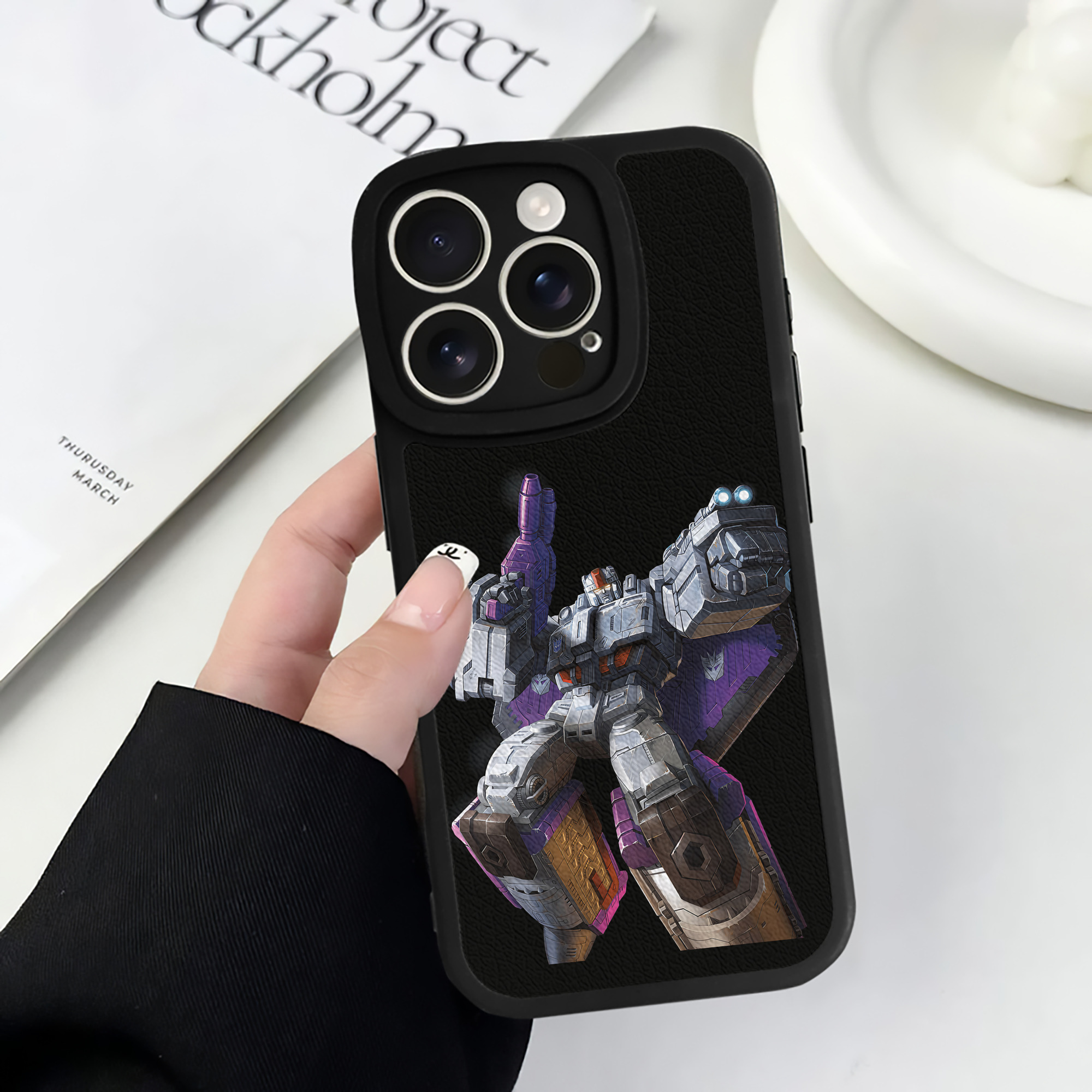 （画像用） Transformers トランスフォーマー 【iPhone 16シリーズ対応】シリコンスマホケース（レザー調） 材質：シリコン